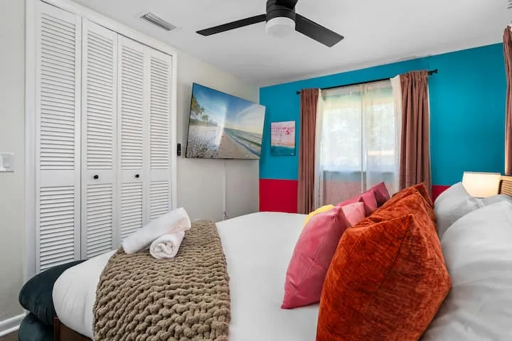 Bedroom 5 with TV and closet